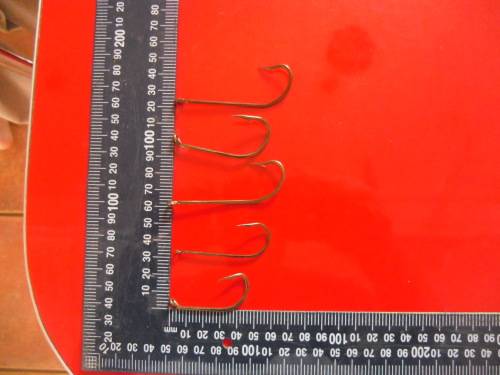 APPROXIMATELY 800 FISHING HOOKS (NEVER BEEN USED).